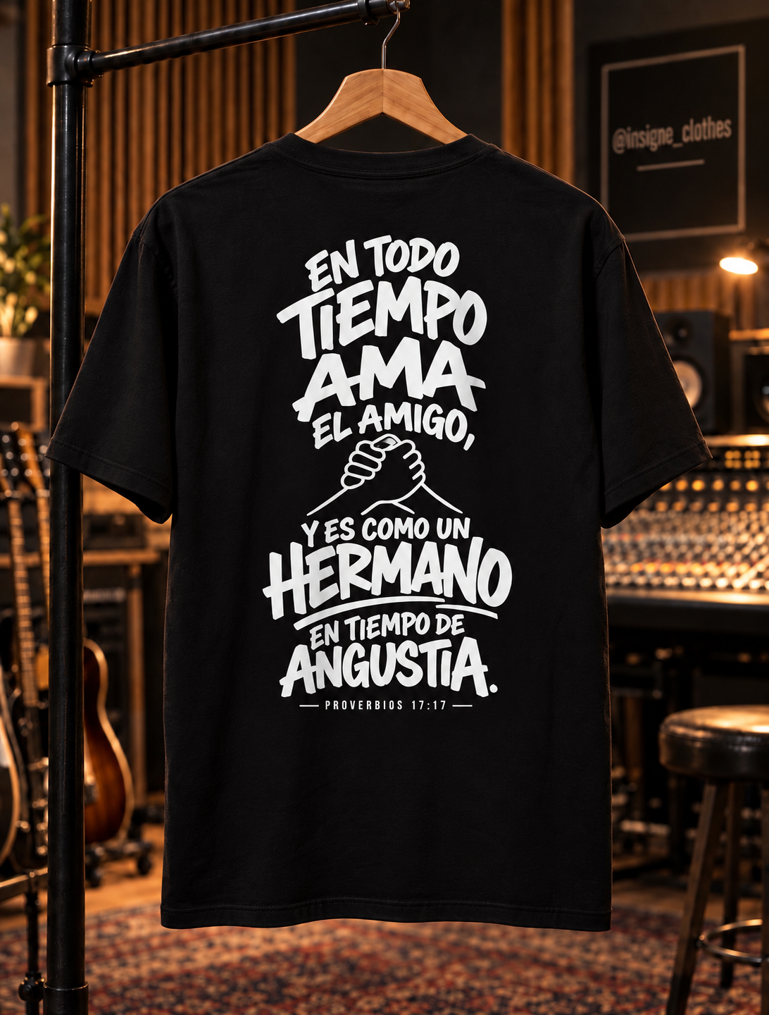 Camiseta Proverbios 17:17 — Negro, «En todo tiempo ama el amigo»